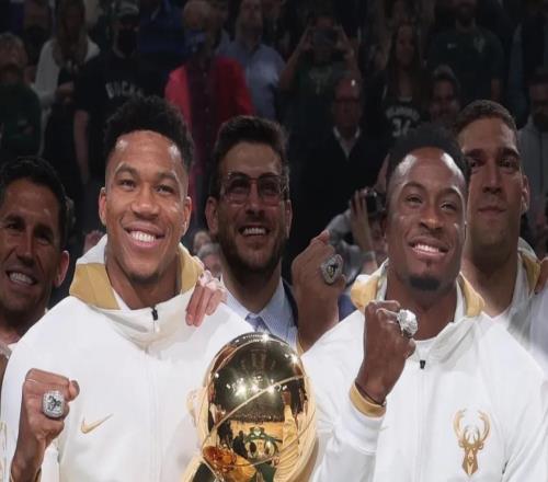 雄鹿官宣签约！NBA史上首次集齐三兄弟，为留字母哥拼了