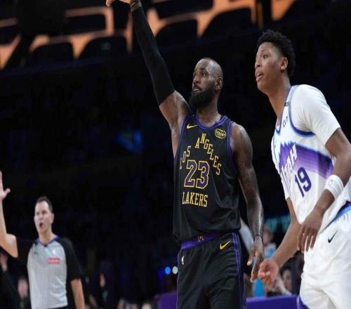 缘分，湖人队的勒布朗詹姆斯在艾顿八年级时就曾给他传过空接