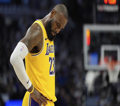 大范甘迪：我觉得詹姆斯七八年前就该退役了