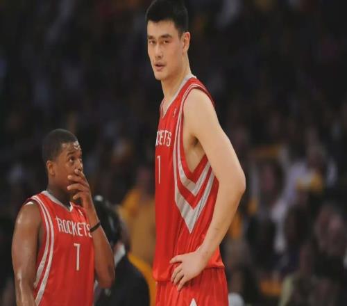 姚明的队友，只有他还在打NBA！