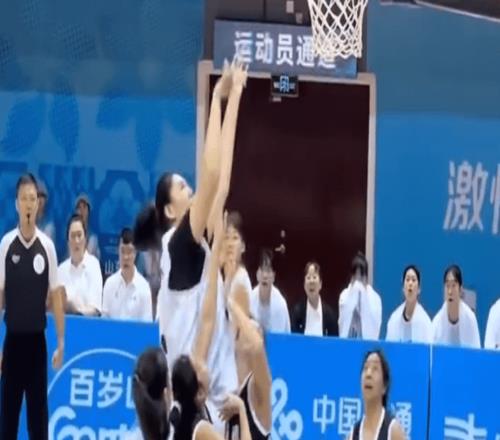 三人包夹防不住！2.26米张子宇两战24中22轰55分：仅登场34分钟