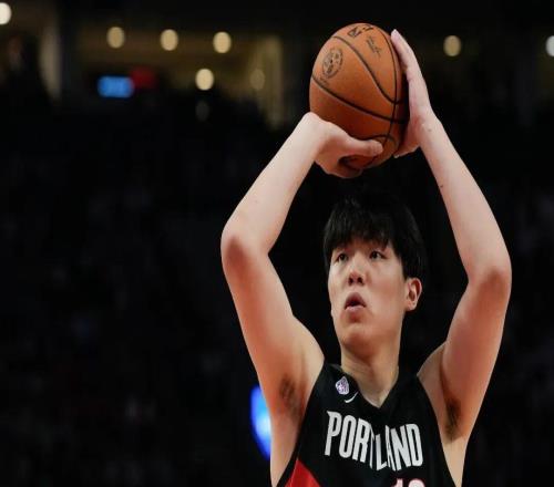 杨瀚森轰8+4+3得分超周琦，NBA生涯首三分