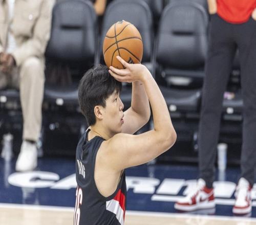 别再骂了，开拓者主教练最新回应杨瀚森水货质疑，中国球迷听懂了