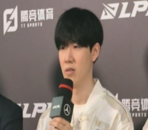 皮肤推销员！TheShy：铁男练了一两把因为皮肤好看就拿出来用了