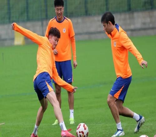 中超阴雨挡不住训练热情，泰山重新集中，备战鲁浙对决