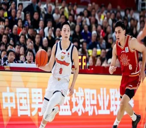 广东队侥幸战胜山西队，收两好一坏消息，胡明轩被杜锋追着喷