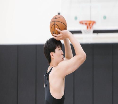 杨瀚森晒NBA最新训练照，又白又壮肌肉大了一圈，队记盛赞他刻苦