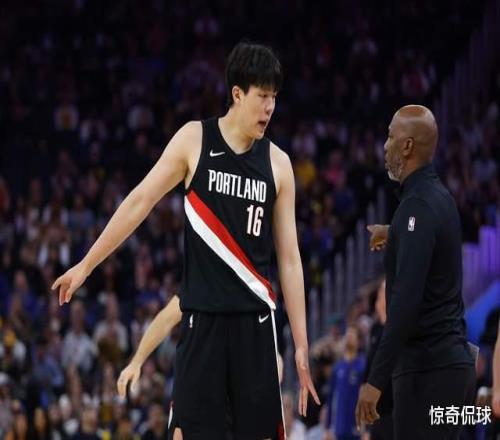 杨瀚森完美表现已征服球队队记：他可能已坐稳替补中锋位置