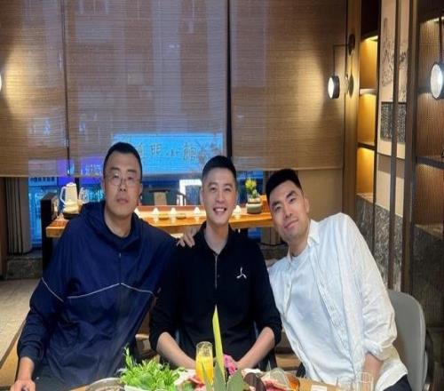 杨鸣晒李晓旭韩德君合照：致敬并肩作战20多年兄弟一个时代结束了