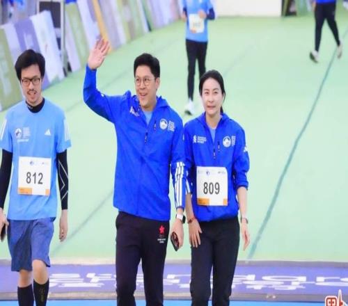 郭晶晶霍启刚亮相香港马拉松赛，李家超：推动体育盛事化发展