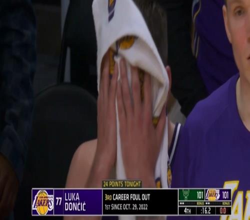 东契奇6犯离场细节：怒摔护膝毛巾捂脸湖人本季首次关键时刻输球