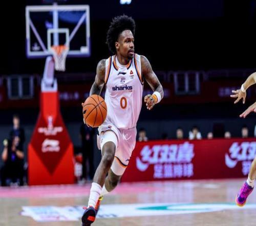上海男篮已经将两位超级外援合同转正！全额保障，卢伟眼光太毒辣