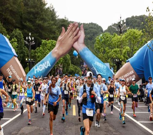 “脏”也过瘾！2025HOKA飞跑嘉年华集结两千跑者并肩开野