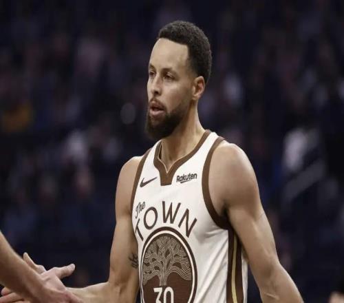 队记：库里将在10天后评估膝盖伤势，会至少再缺席五场比赛