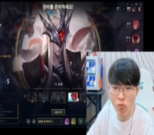 这玩意我只看不买的Faker给粉丝展示T1永恩皮肤未购买