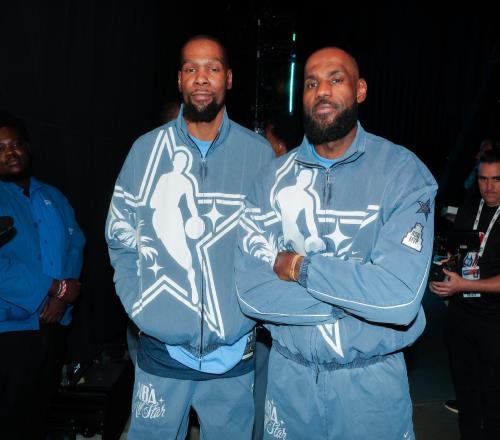 合砍27+10+7！这或是詹杜库最后的合体，老詹祝中国球迷新年快乐