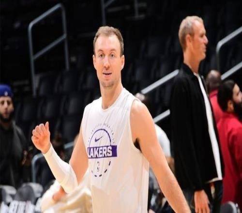 即插即用！湖人新援三分王首秀闪耀砍10分+2记三分