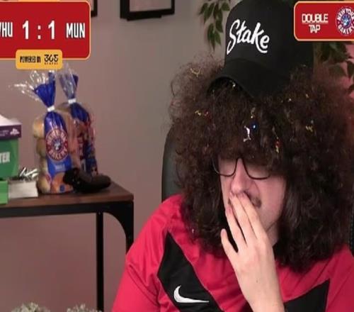 西汉姆助教赫梅斯：我对“蓄发哥”说过，今天你休想剪头发