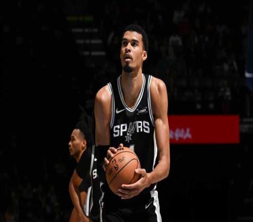 文班复出30分马刺遭灰熊逆转福克斯18中4丢绝杀斯潘塞21+7+8