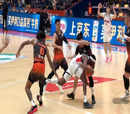 3分险胜，杀进前4！山东男篮险遭爆冷，拯救邱彪：高诗岩+陶汉林