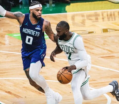 绿凯惨败黄蜂！布朗手感拉胯仍献炸裂隔扣，塔图姆回归要低头