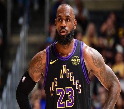 末节4中4轰10+3+2！41岁詹皇又统治比赛全场31+9+6创最年长纪录