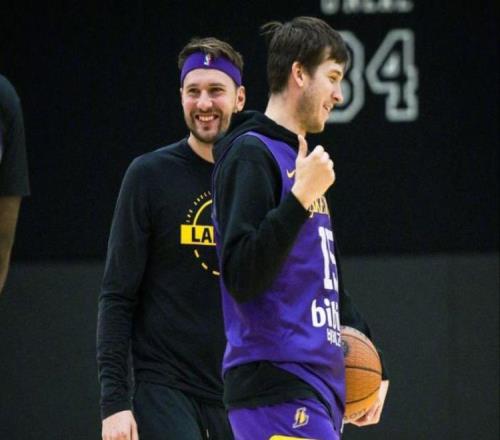 文班新消息，美媒看好湖人胜马刺！东契奇别犯错，老詹2点成关键