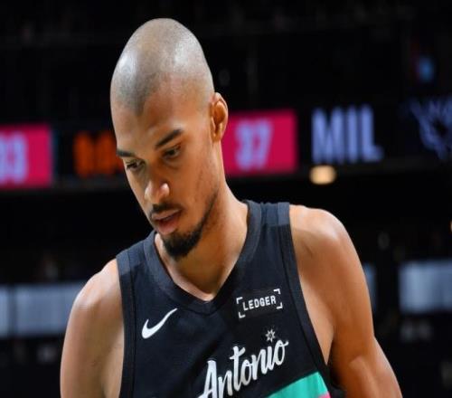 升西部第二！文班22+10受伤惊魂马刺最多领先39分大胜雄鹿