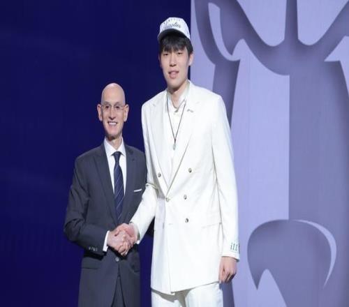 队记调侃：杨瀚森选秀大会的炸鸡是不是原本要等到19顺位前吃完