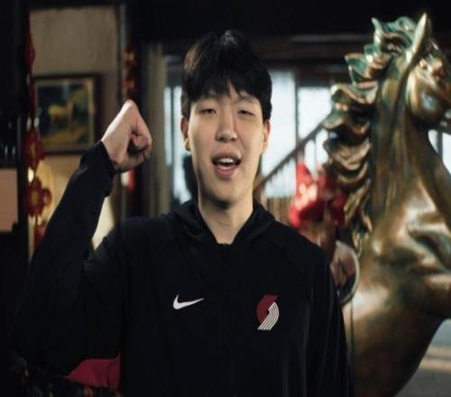 入选全明星、主演贺岁片，愈发成熟的杨瀚森需要抓住这个机遇