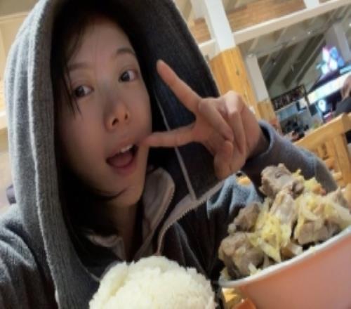 骆歆分享生活照片：看看这几天在雪场吃的超级饱饭