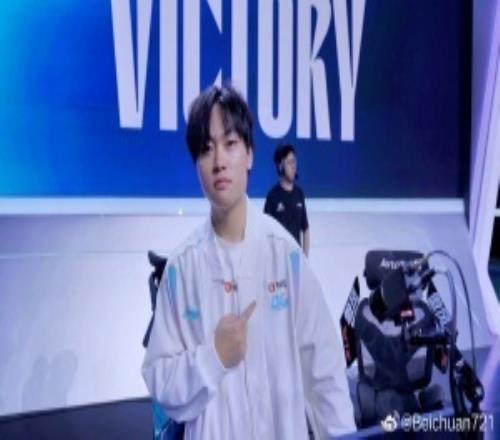 川哥充会儿电！Beichuan：第一次进入S赛很开心，会努力改正不足提升自己