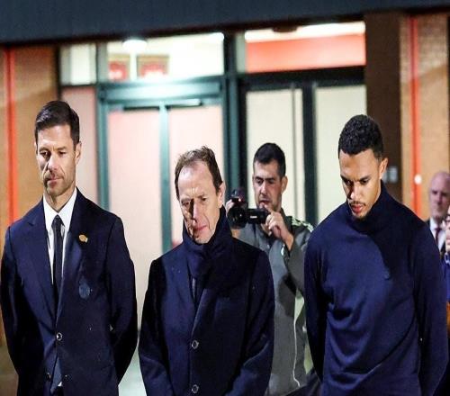 有情有义，阿诺德到若塔纪念碑前献上游戏手柄和手写卡片