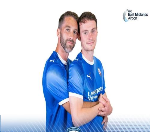 神似断背山，英乙球队发布腐味过重的进球海报获得高赞