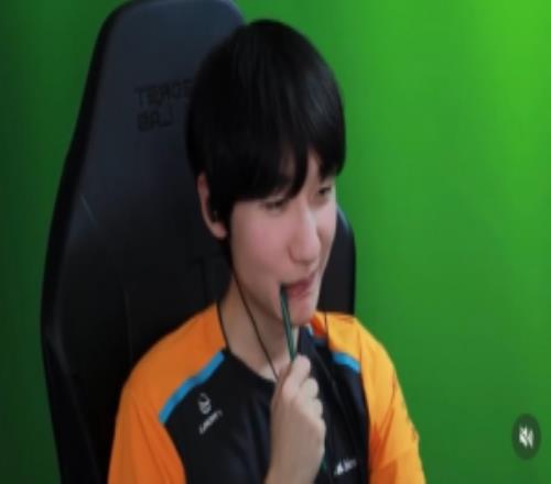 Peanut排位打出0140数据被举报封号随后写文章申诉+跪坐40分钟道歉