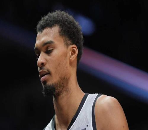 马刺连丢绝杀被逆转19分！三后卫35中8+10失误背锅文班低头沮丧