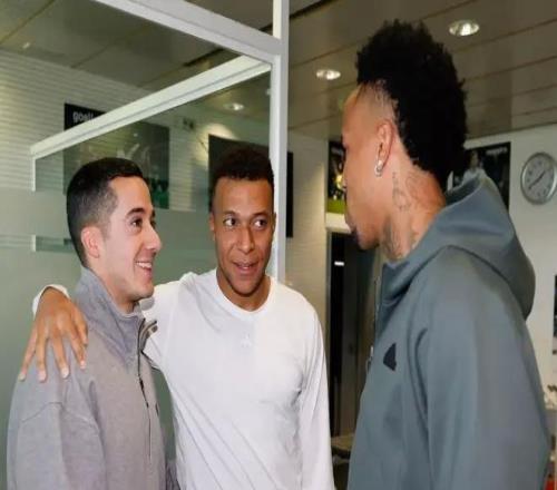 马卡：巴斯克斯圣诞假期回到了皇马，和老队友们见面