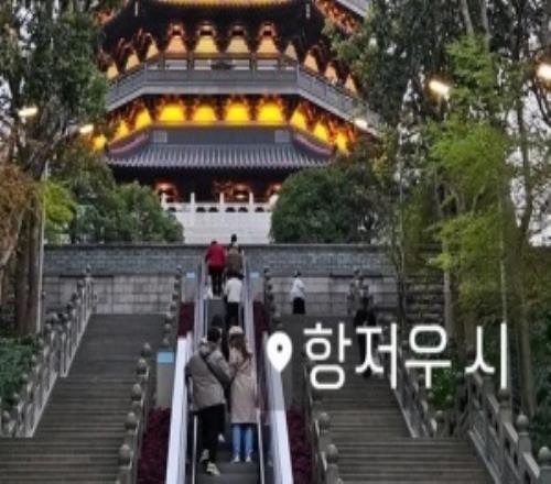 WBG教练Kim更新个人社媒：杭州灵隐寺一游