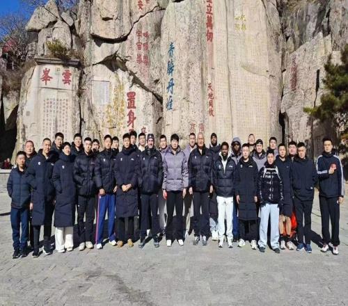 登山祈福！山东高速男篮登顶泰山，12月3日将参加俱乐部杯比赛