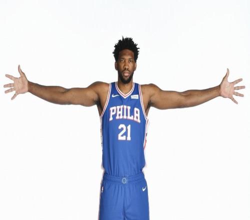 Shams：恩比德右膝无结构性损伤，出战状态为每日观察