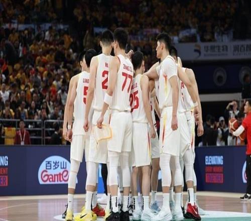 中国男篮公布对阵日本队的12人名单，胡明轩、赵嘉义落选