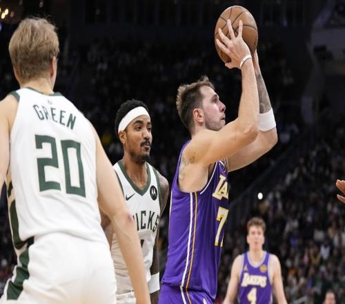 无所不能，湖人队东契奇在90英尺外投进一记不可思议的超远三分