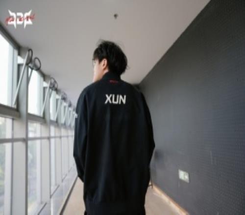 错的选择BLG达成三连冠而xun出走JDG今年却无缘S赛