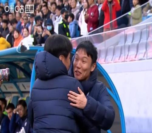 有李霄鹏必保级海牛明年难了！邓卓翔人在江湖教授：骂声一片