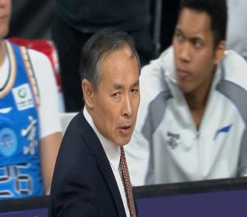 太硬了！让了5个人依旧赢了球，难怪人家喊出夺冠，强人独砍23分