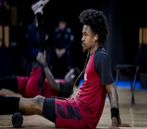 记者：上海和古德温保持联系，后者正在卡塔尔等待航班恢复