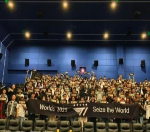 T1官方晒照：感谢全国粉丝们的应援，今天我们一起加油！