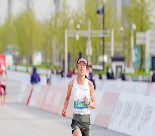 刘君慧VS朱卿，谁会是第一个跑进70分的半马大众女选手