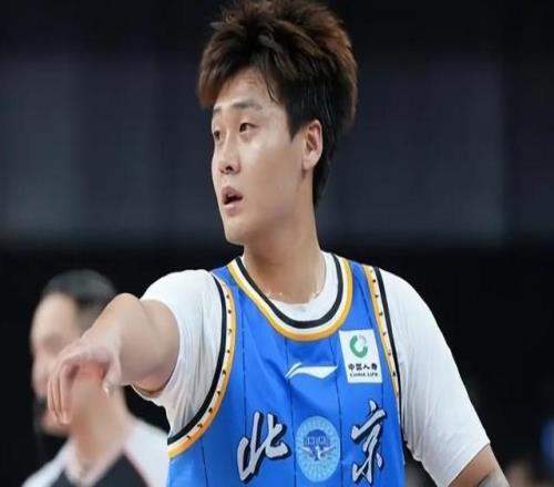 赵睿因不当言论被停赛三场罚款五万，四字评价篮协罚单：避重就轻