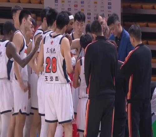 CBA疯狂一夜！争冠形势大乱：北京送广东首败，助攻广厦升至第一